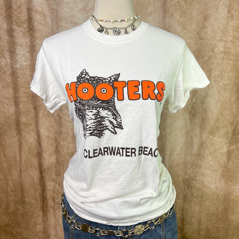 Hooters T-Shirt Clearwater Beach Florida White Short Sleeve Graphic Tee Y2K